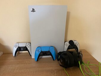 Predám PS5 s 3 ovládačmi a headsetom - 4