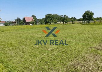 NA PREDAJ KRÁSNY ROVINATÝ POZEMOK V LEHNICIACH - 4