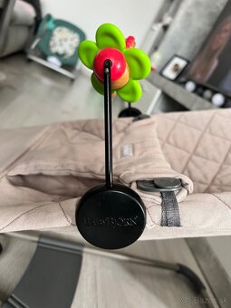 Lehátko Babybjorn s hračkou - 4