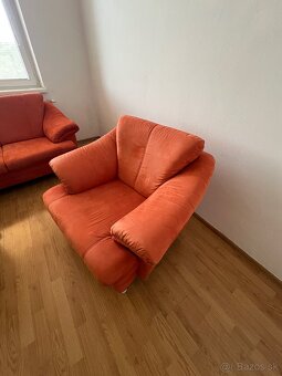 Na predaj: Pohodlný gauč a kreslo v tehlovo-oranžovej farbe - 4