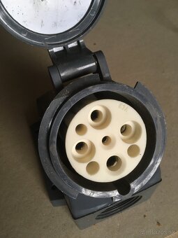 Zásuvky a istič 380V - 4