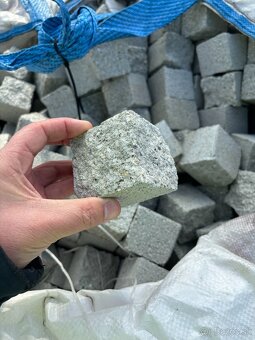 Štiepané dlažobné kocky - 5,5x6x6cm - 4