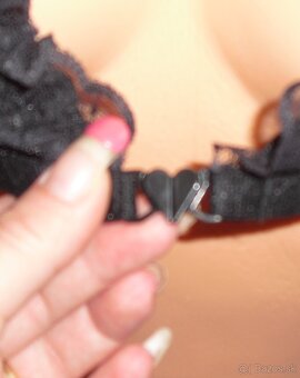 So zapinanim predu srdieckom podprsenka - 4