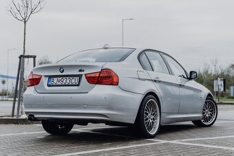 BMW E90 320d– NOVÁ STK/EK – SERVIS - 4