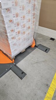 BALIACI STROJ NA PALETY - VÝREZ V TOČNI PRE VJAZD PALEŤÁKU - 4