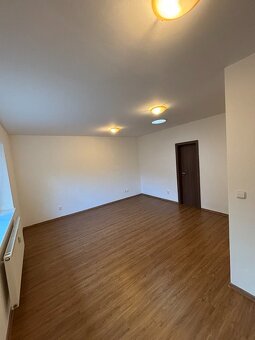 Garsonka s parkovacím miestom a s predzáhradkou - 4