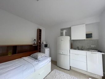 Útulný kompletne zariadený bytík so záhradou v Starom Meste - 4