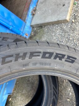 245/45R19 - 4