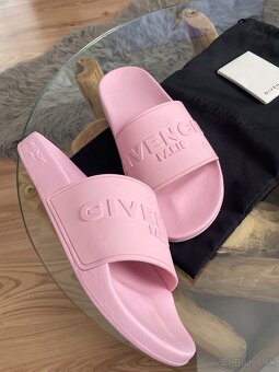 GIVENCHY ružové šľapky -41 - 4