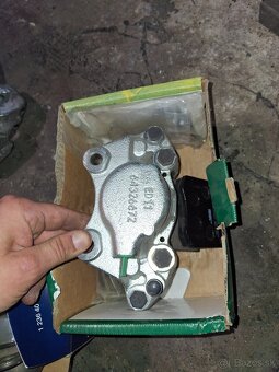Predám brzdové strmene a platničky na ford cortina mk5 - 4