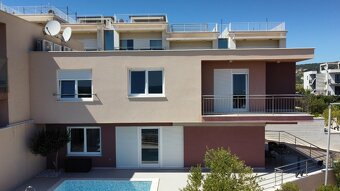 Vila s bazénom len 50 metrov od mora, pri Trogire Chorvátsko - 4