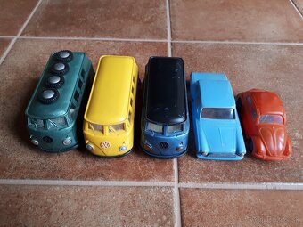 Stare hracky - 5x Stare auticko - 4