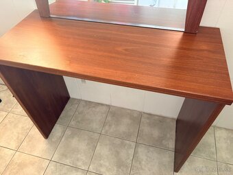 Predám manželskú posteľ s noč stolikmi a s 3 komodami - 4