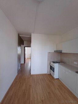 PRENÁJOM - 3 izbový nezariadený byt na sídlisku Západ v Popr - 4