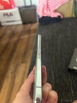 Samsung Galaxy Z Flip5 - 4