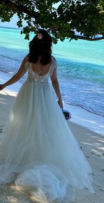 Ľahučké svadobné šaty talianskej značky Lanesta - 4