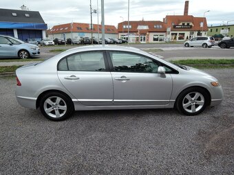 Honda Civic sedan 1,8 i-VTEC Aut. Šíbr 2006 - 4