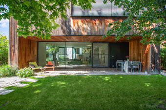 Moderný dom ukrytý za nenápadným vizuálom z ulice - 4