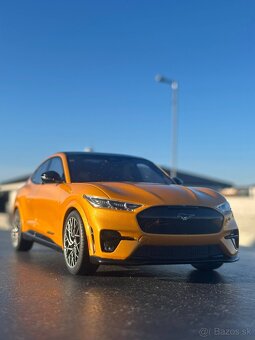 FORD zberatelsky model v mierke 1:18. - 4