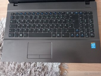 predám 15,6" notebook chiliGREEN / 4gb ram / Windows 7 - 4