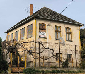 NA PREDAJ: Veľký dvojgeneračný rodinný dom v obci Komoča - 4