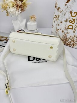 Luxusná biela kabelka so zlatými detailmi – elegantný štýl - 4