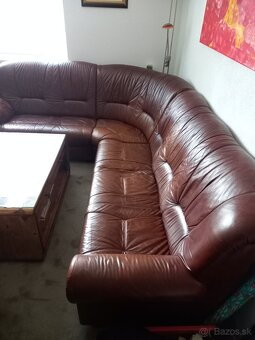 Predám koženú rohovú sedaciu súpravu s kreslom a taburetkou - 4