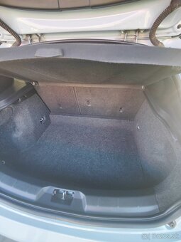 Volvo V40 2.0 benzín, r.v. 2015 - 4