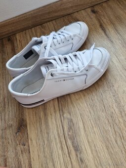 Tommy Hilfiger - 4