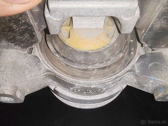 Uloženie motora Audi s8 - 4