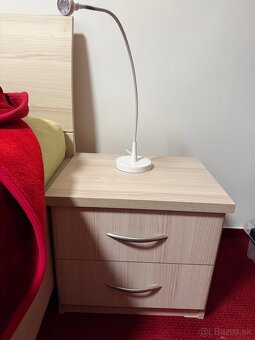 Zachovaná drevenná manželská posteľ so stolíkmi - 4