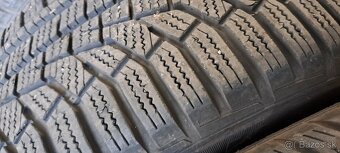 Predám 4ks jazdené zimné 205/55r17-95V Hankook - 4