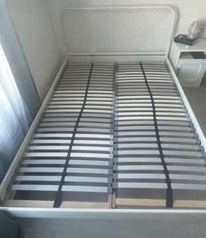 Posteľ s bielym kovivým rámom 140x210 cm - 4