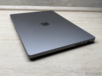 Apple MacBook Pro 16" / M1 Pro / 16GB / 512GB - 4