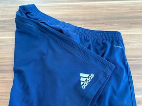 Adidas krátke športové nohavice modrej farby veľkosť L - 4