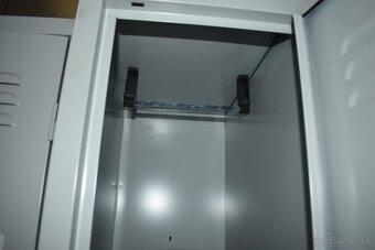 4-dverová šatníková skriňa s krátkymi dverami, s nožičkami - 4