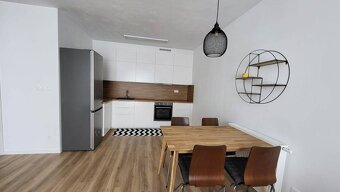 Nový priestranný 3iz. byt s klimatizáciou, balkónom a parkov - 4