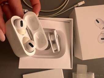 Apple AirPods Pro - 4