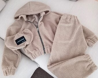 Trendy damska bezova plysova suprava teddy s vysokym pasom - 4