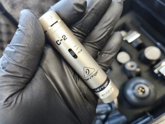 Kufrík s 15 mikrofónmi. - 4