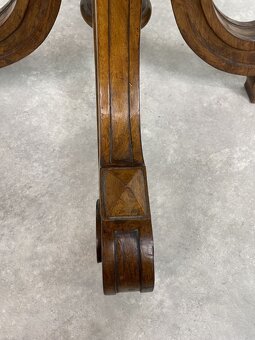 okrúhly starožitný stolík s orechovou dýhou - 4