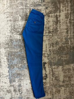 nohavice Guess - 4