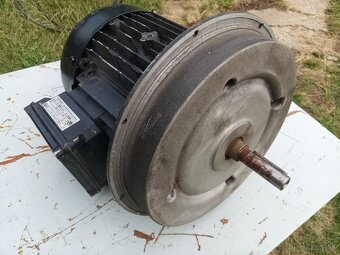 Elektromotor 3kW , 2900ot. prírubový - 4