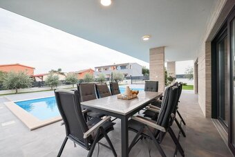 Chorvátsko, luxusná vila 120 metrov od mora. - 4