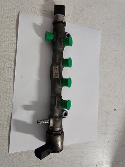 ROZDELOVAČ PALIVA 2.0 TDI 04L130093. - 4
