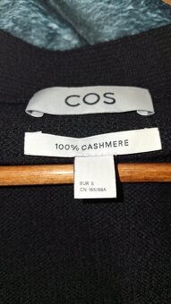 čierny kašmírový kardigan COS - S - 4