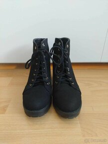 Dámske čierne členkové látkové topánky na podpätku - 4