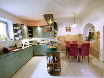 REZERVOVANÉ - 7 izbový rodinný dom s garážou,pozemok 730 m2  - 4