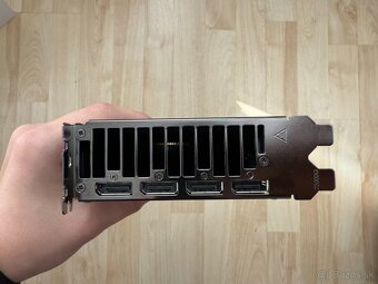 AMD Radeon PRO W7700 16 GB - 4