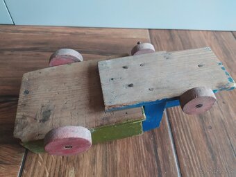 Stará hračka drevené auto. - 4